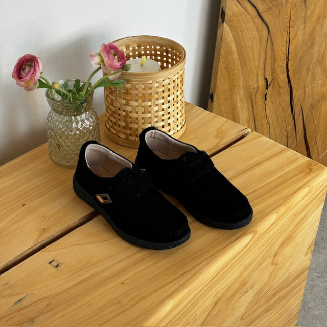 Sort ruskindssko med velcrolukning og gummisål