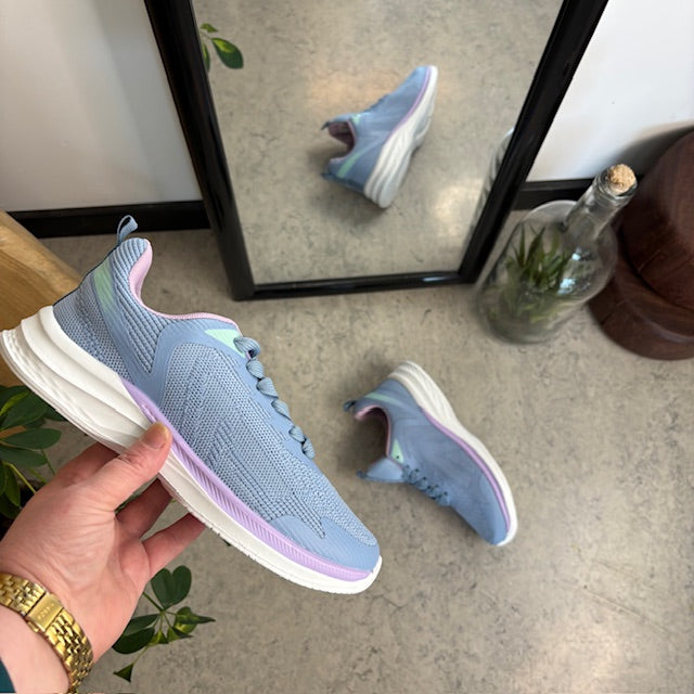 Lavendelblå, åndbar sko med let svangstøtte