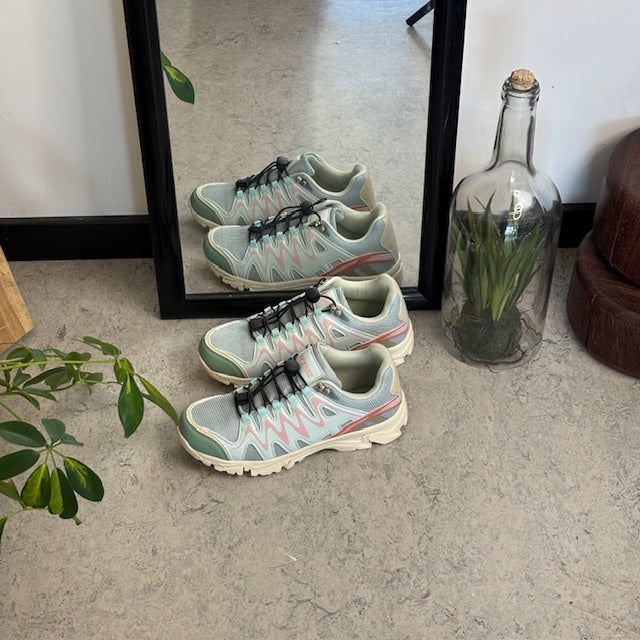 Fleksible blå sneakers med elastiksnørebånd.