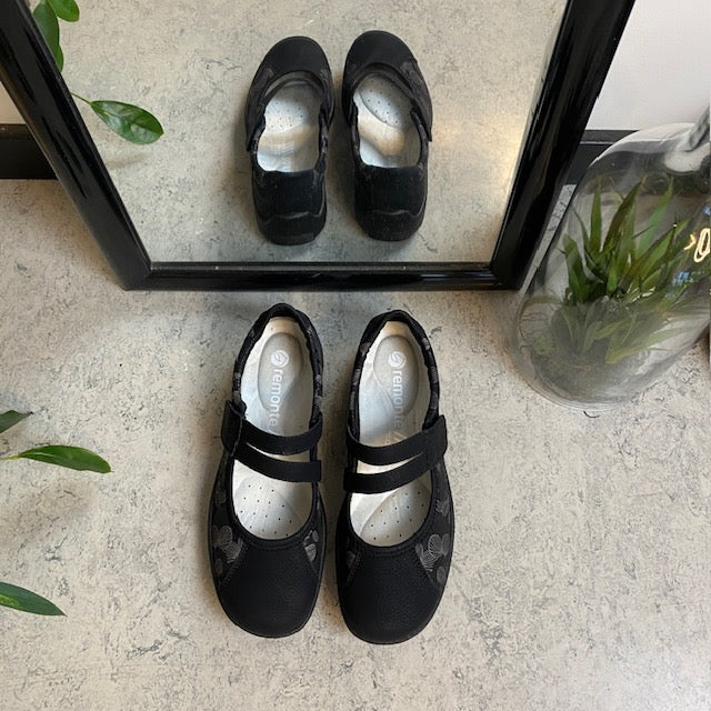 Sort Remonte ballerina med god svangstøtte.
