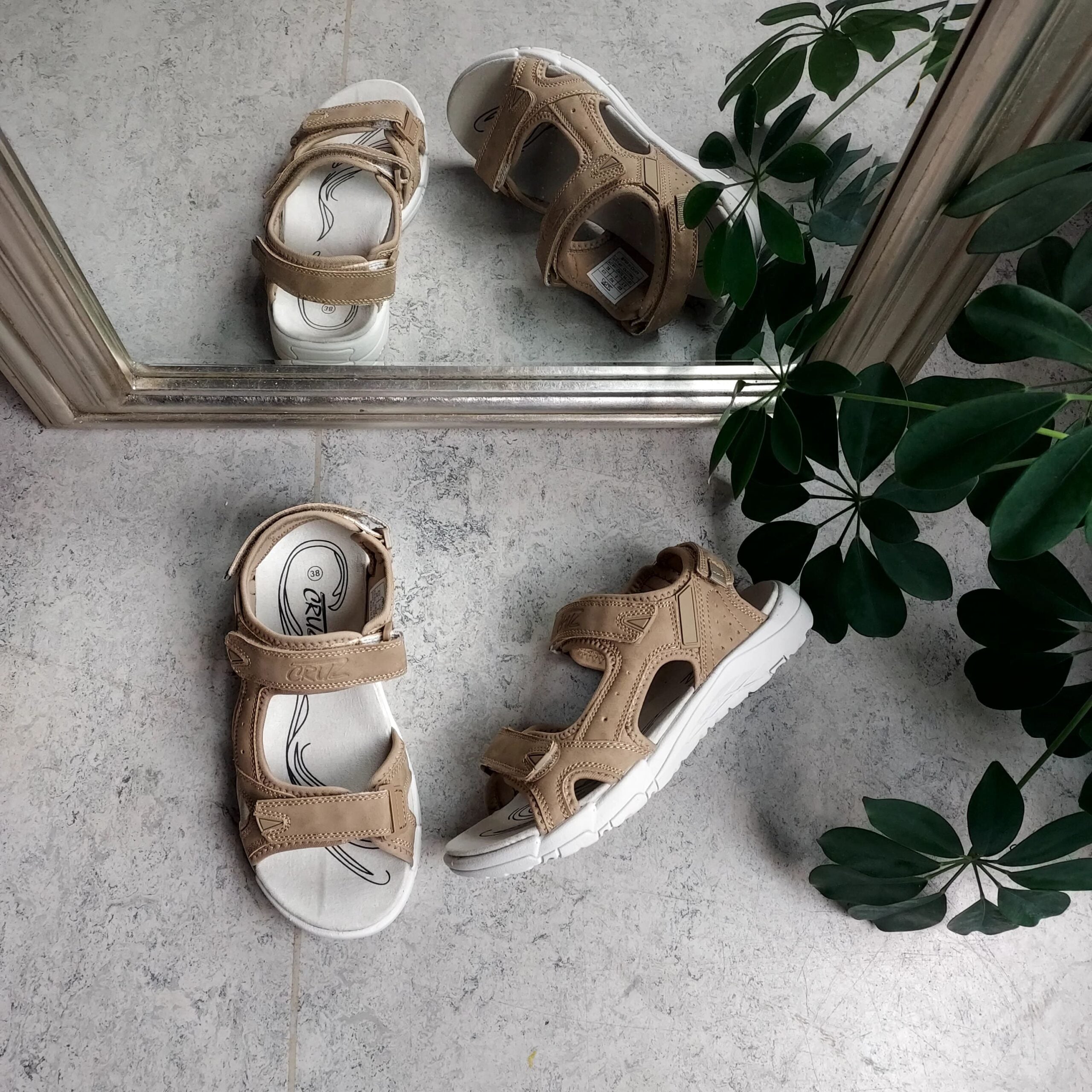 Sandfarvet sandal med regulerbare remme