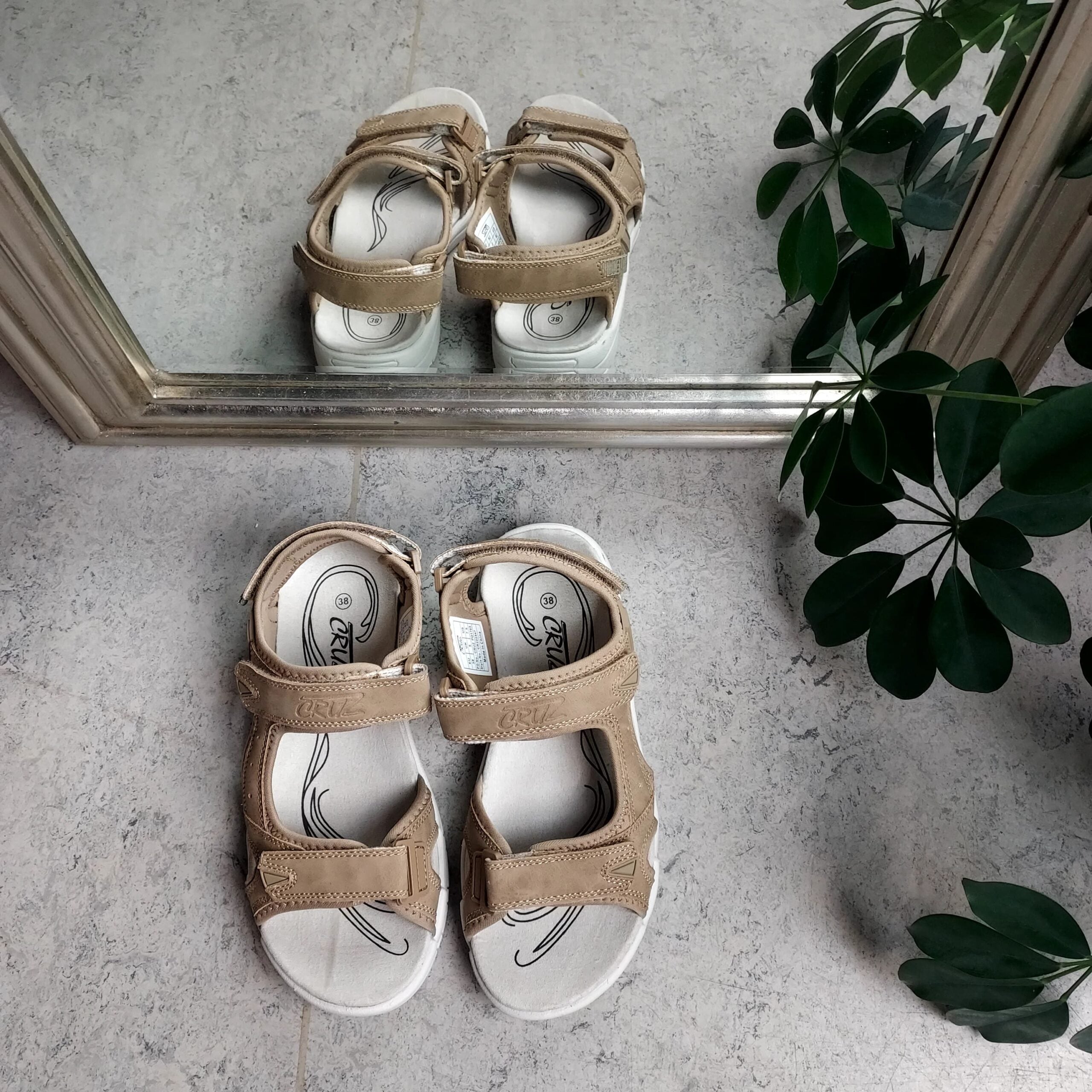 Sandfarvet sandal med regulerbare remme