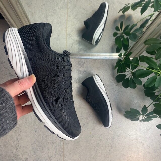 Sort letvægts sko fra MBT