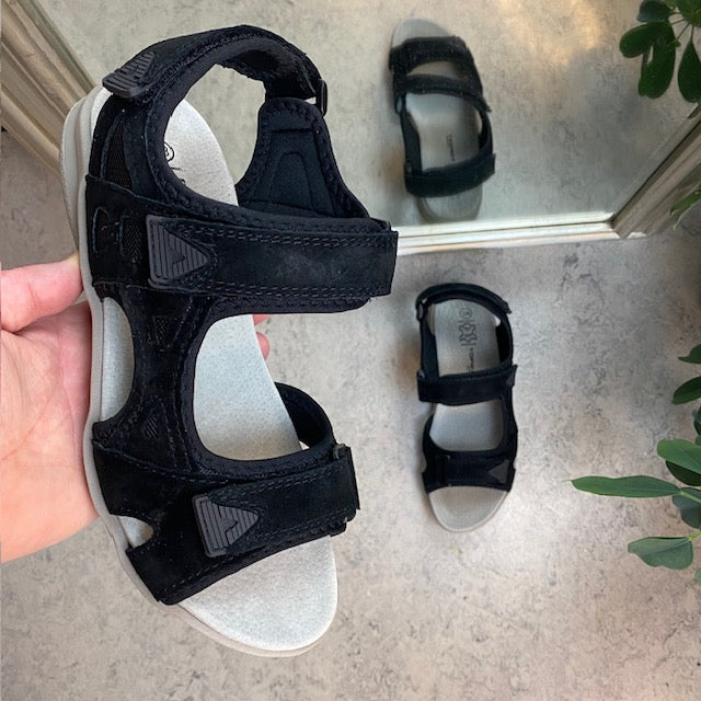 Sandal med lædersål og let svangstøtte i sort