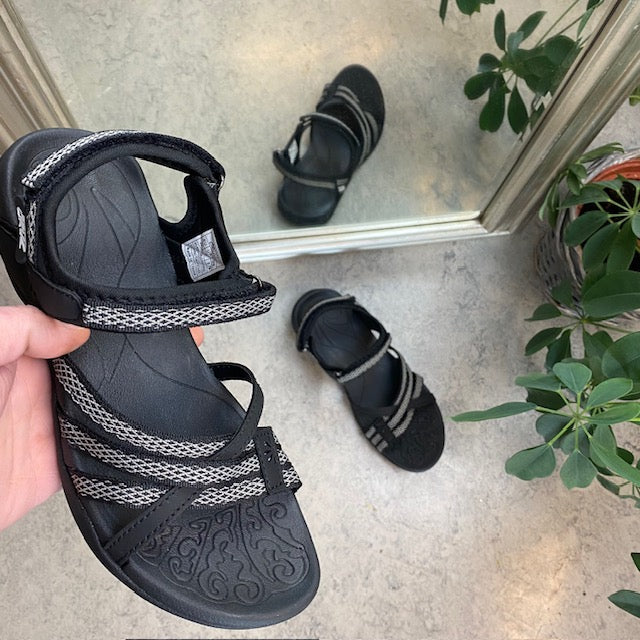 Flot sort sporty letvægts sandal med svangstøtte