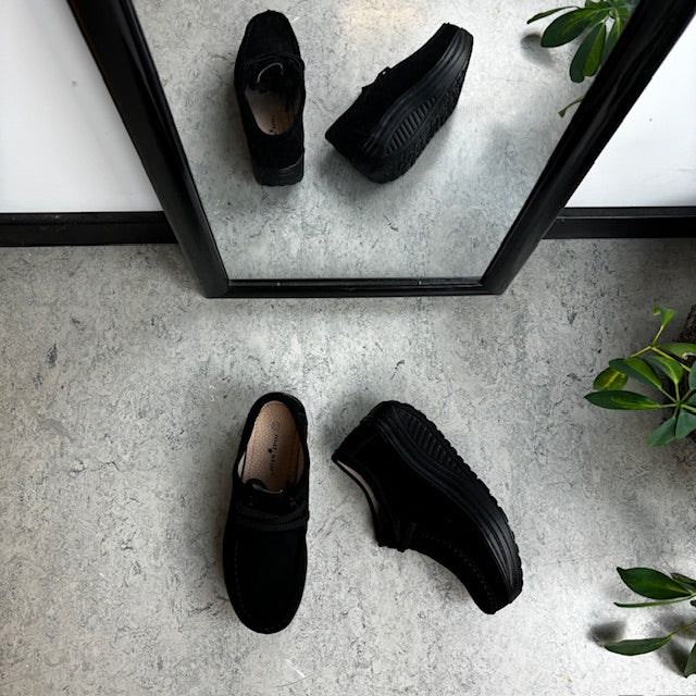 Sort ruskindssko med gængesål og svangstøtte