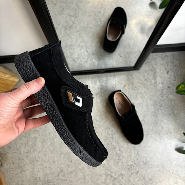 Sort ruskindssko med velcrolukning og gummisål