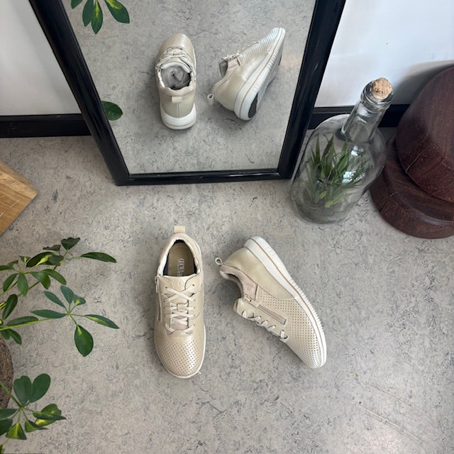 Åndbar beige sneakers fra Green Comfort
