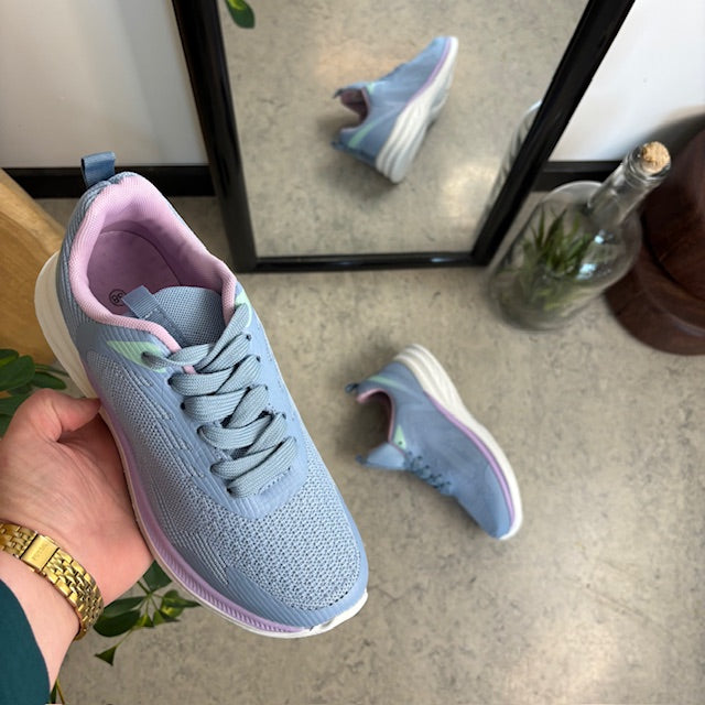 Lavendelblå, åndbar sko med let svangstøtte