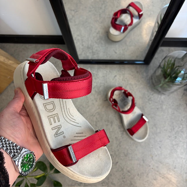 Smart rød sandal fra Woden