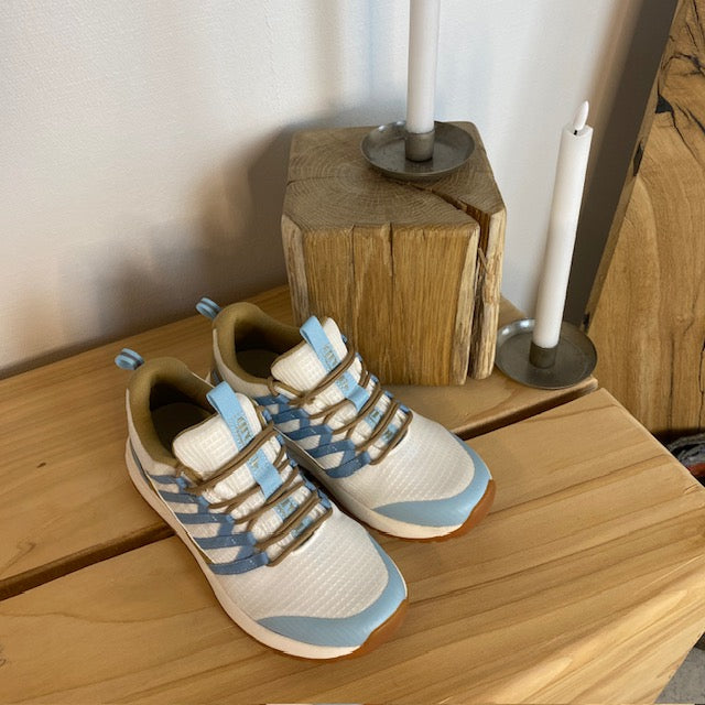 Green Comfort vandresko med fast svangstøtte og smukke blå detaljer.
