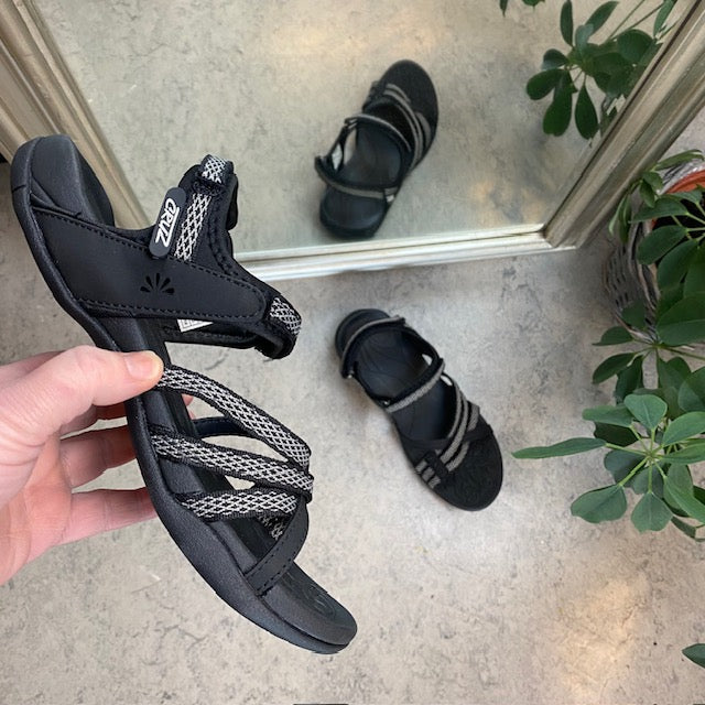 Flot sort sporty letvægts sandal med svangstøtte