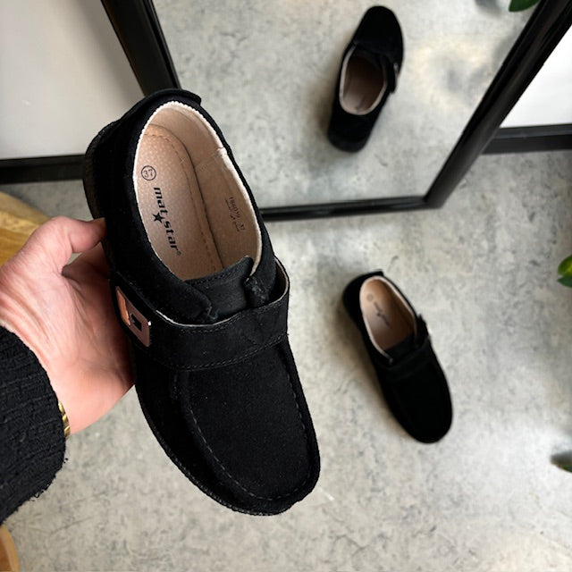 Sort ruskindssko med velcrolukning og gummisål
