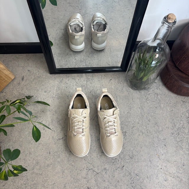 Åndbar beige sneakers fra Green Comfort