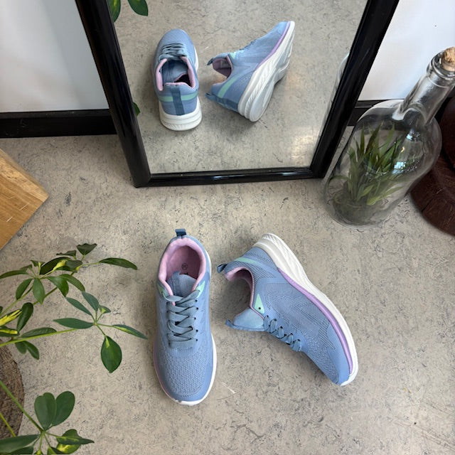 Lavendelblå, åndbar sko med let svangstøtte