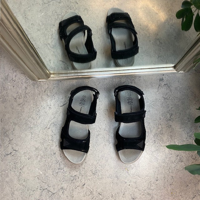 Sandal med lædersål og let svangstøtte i sort