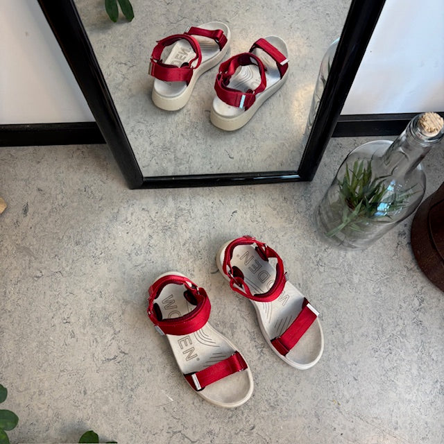 Smart rød sandal fra Woden