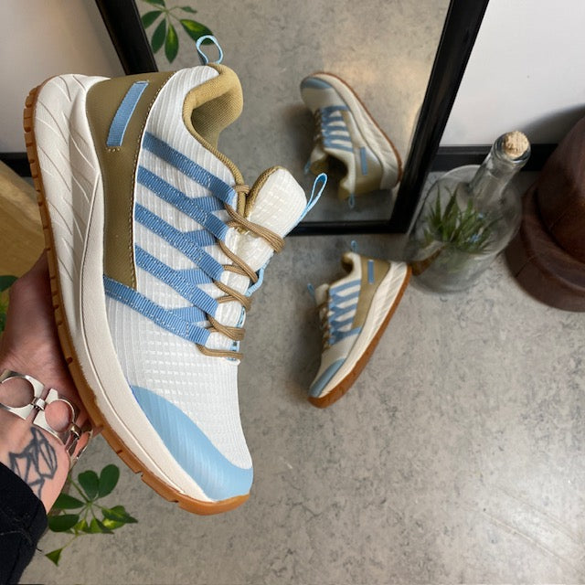 Green Comfort vandresko med fast svangstøtte og smukke blå detaljer.