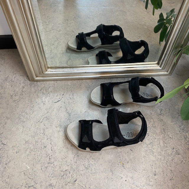 Sandal med lædersål og let svangstøtte i sort