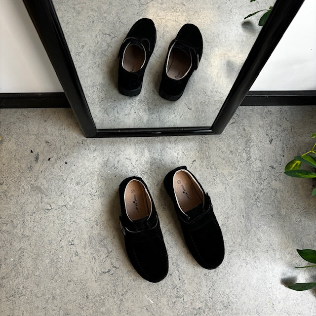 Sort ruskindssko med velcrolukning og gummisål