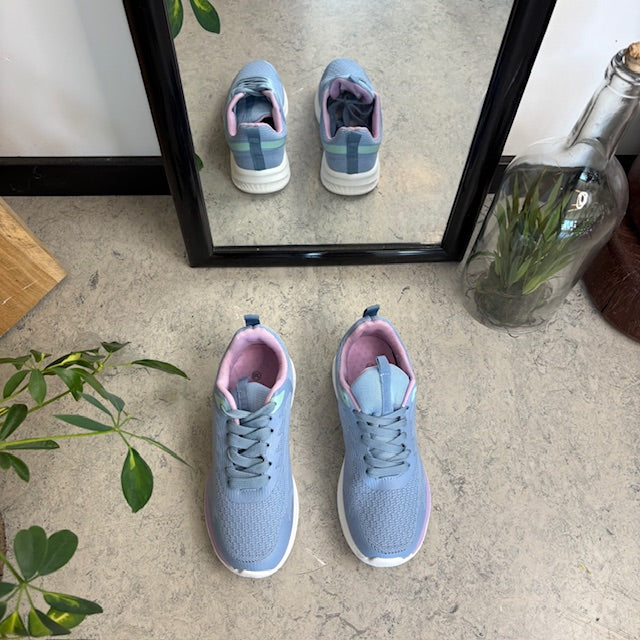 Lavendelblå, åndbar sko med let svangstøtte