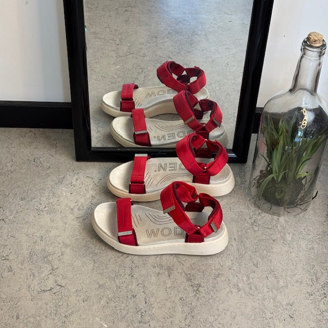 Smart rød sandal fra Woden