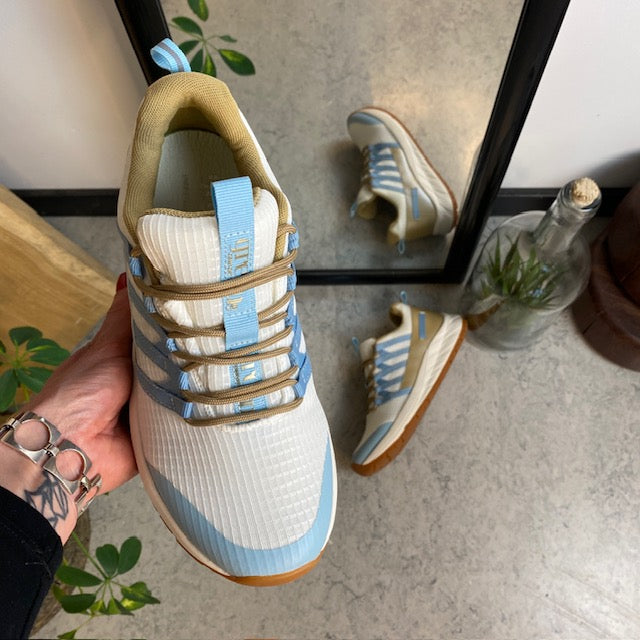 Green Comfort vandresko med fast svangstøtte og smukke blå detaljer.