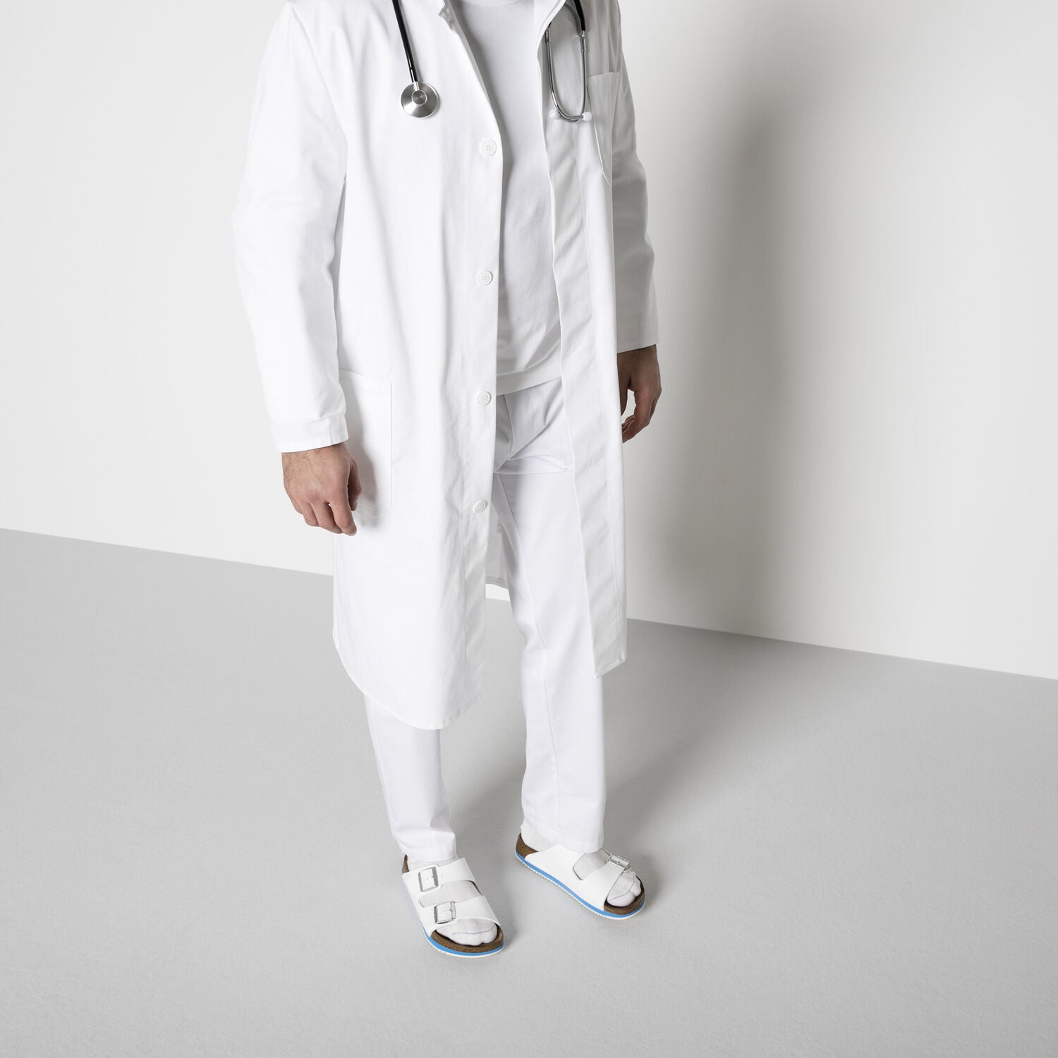 Hvid Arizona sandal fra Birkenstock med godkendte skridhæmmende såler