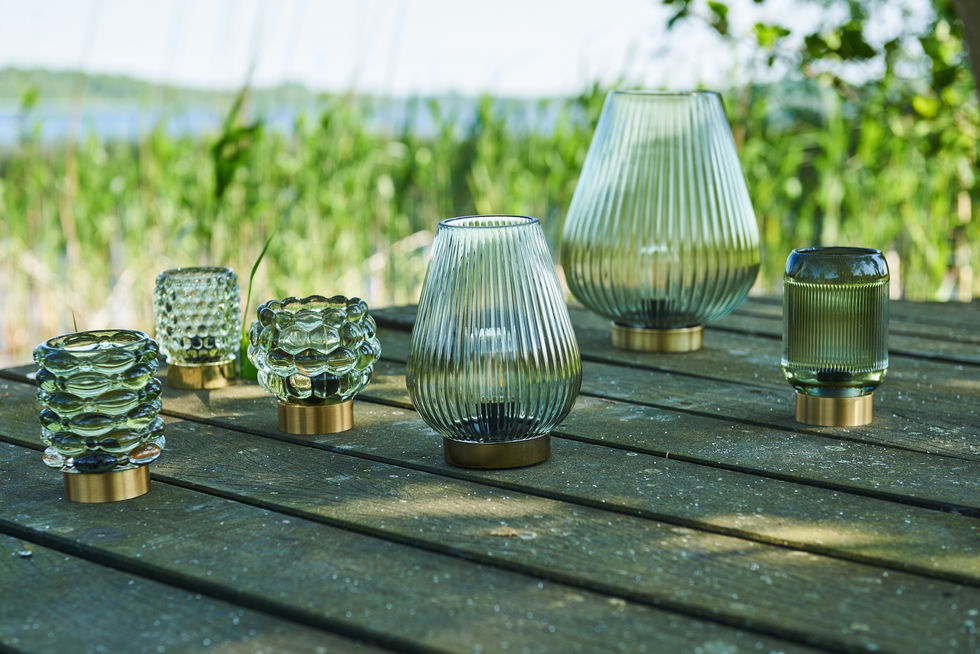 LED-lampe med riller – Elegant løsning i grønt glas
