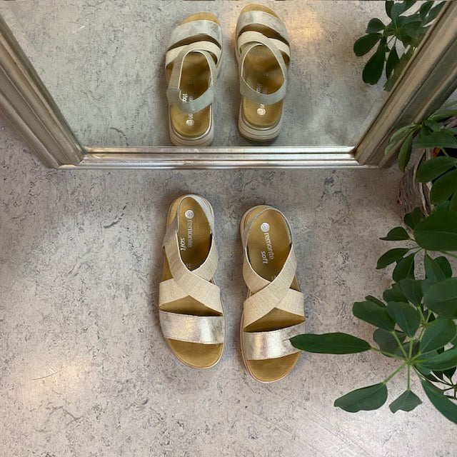 Sandal fra Remonte med elastikremme og udtagelig sål