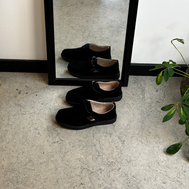 Sort ruskindssko med velcrolukning og gummisål