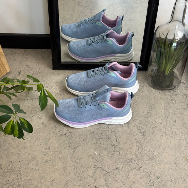 Lavendelblå, åndbar sko med let svangstøtte