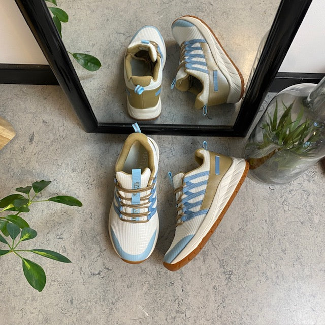 Green Comfort vandresko med fast svangstøtte og smukke blå detaljer.