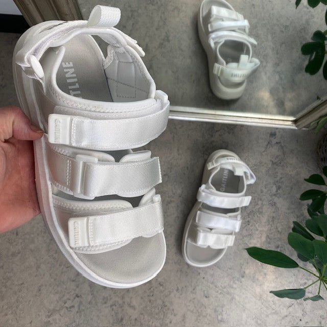 Hvid sandal fra Gaitline med gængesål