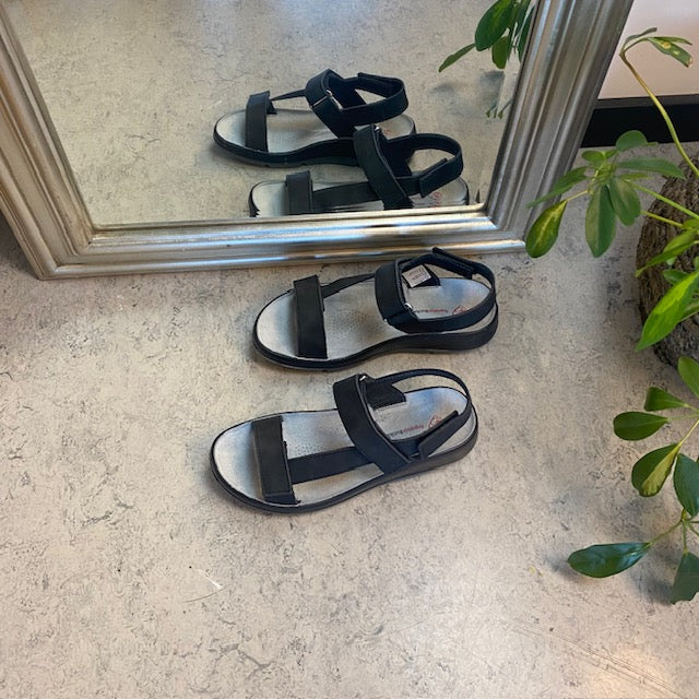 Sort skindsandal med tre justerbare remme og svangstøtte