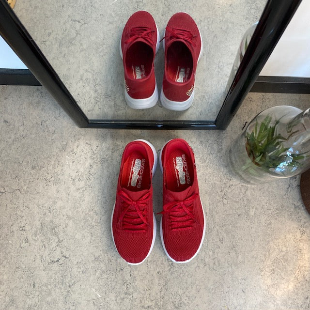 Rød Skechers Slip-ins med glimmer detaljer.