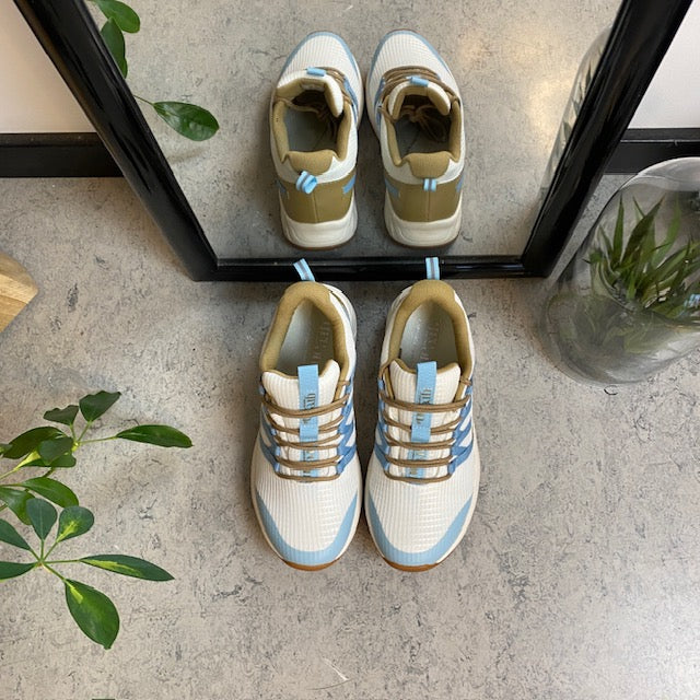 Green Comfort vandresko med fast svangstøtte og smukke blå detaljer.