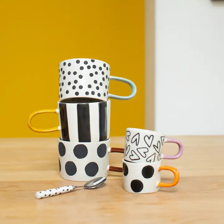 Moderne krus med ternet mønster og orange hank – stilfuldt design til kaffe & te