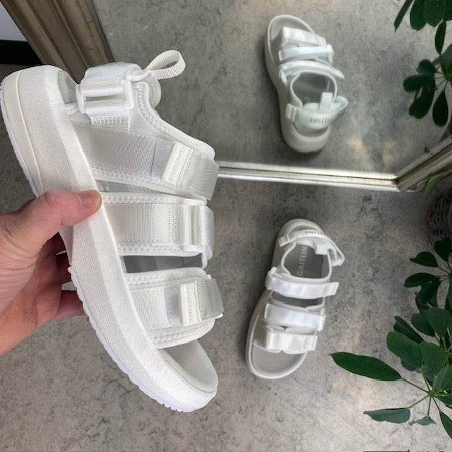 Hvid sandal fra Gaitline med gængesål