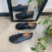 Sort skind snøresko med god stødabsorbering