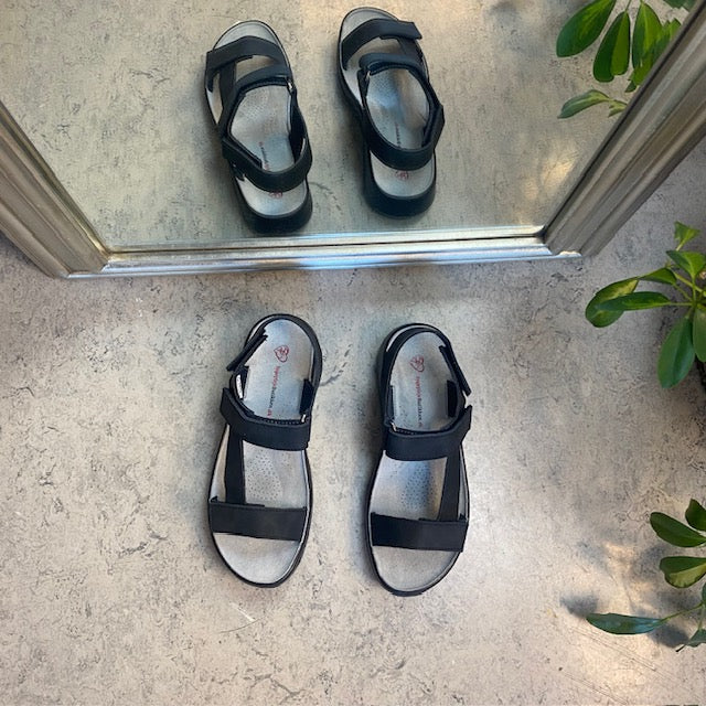 Sort skindsandal med tre justerbare remme og svangstøtte