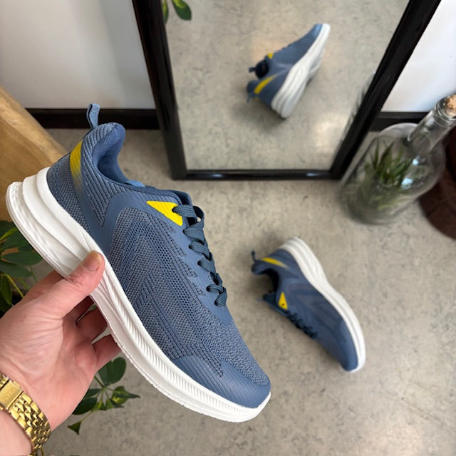 Blå, åndbar sko med let svangstøtte