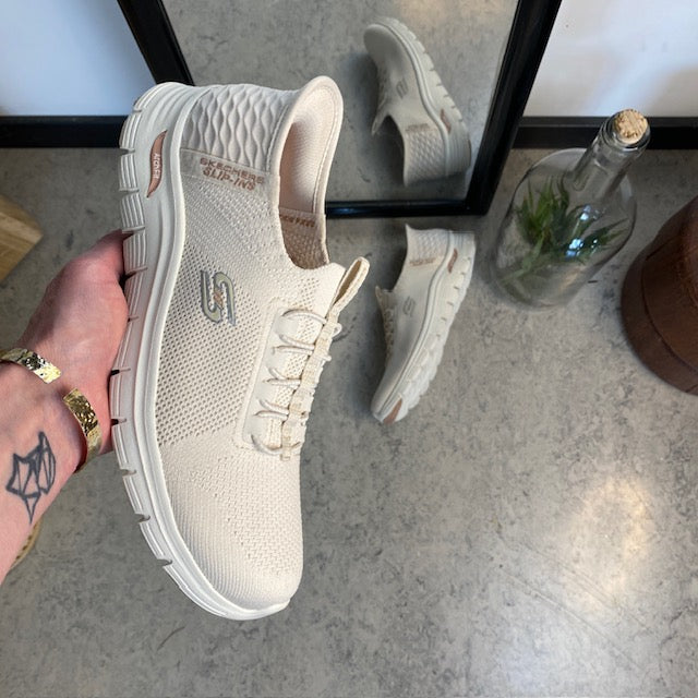 Beige Skechers slip-ins med svangstøtte