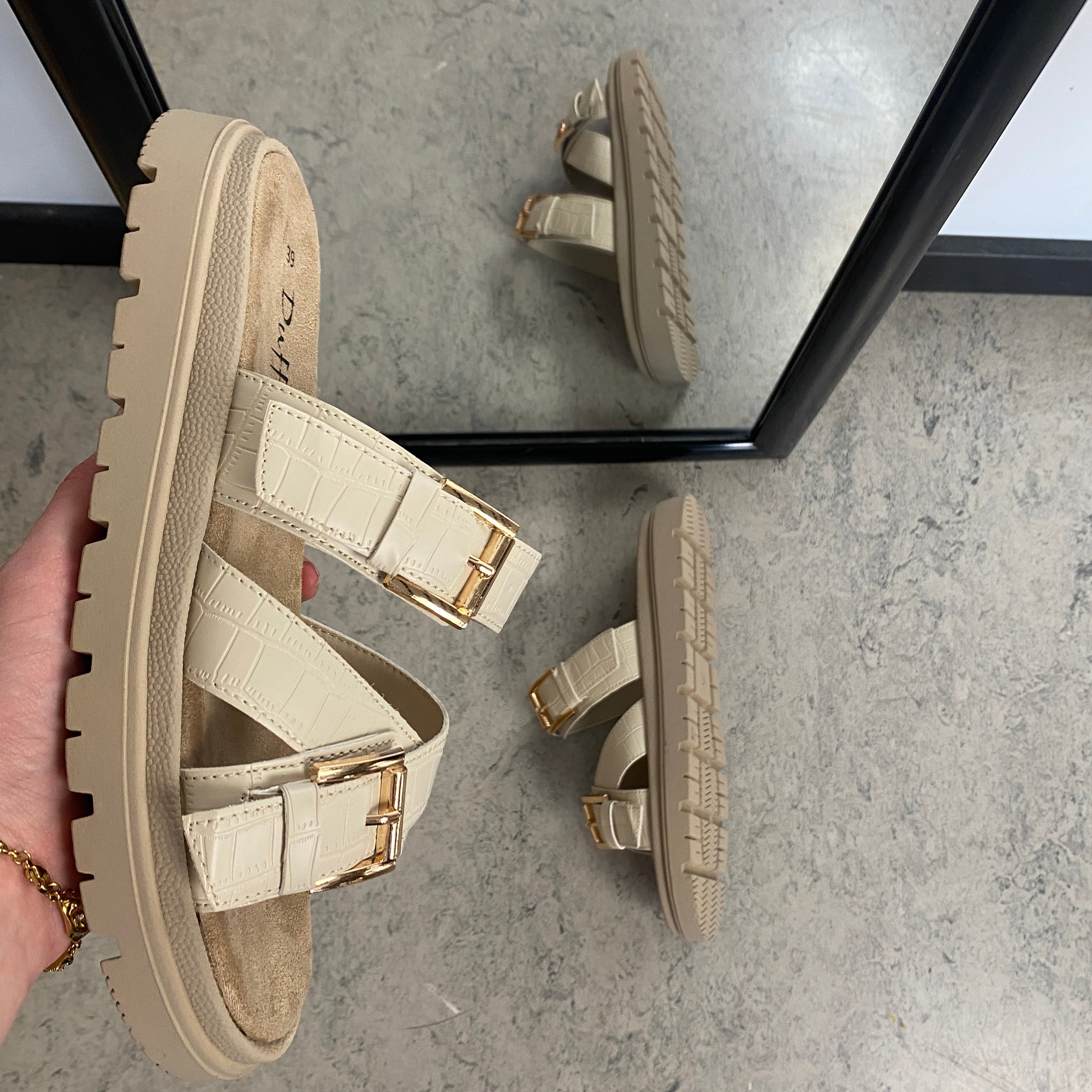 Beige komfortabel sandal med justerbare remme & stabil sål