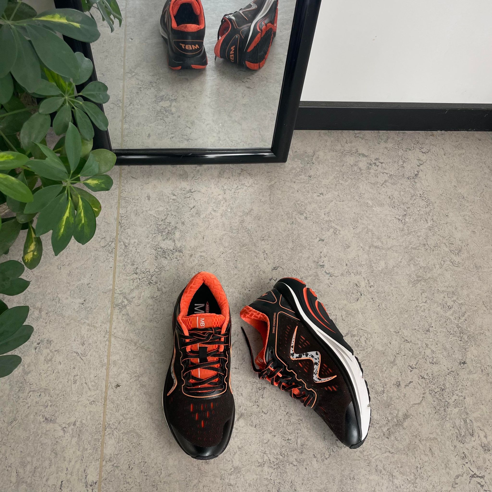 Sort sko fra MBT med fede orange detaljer