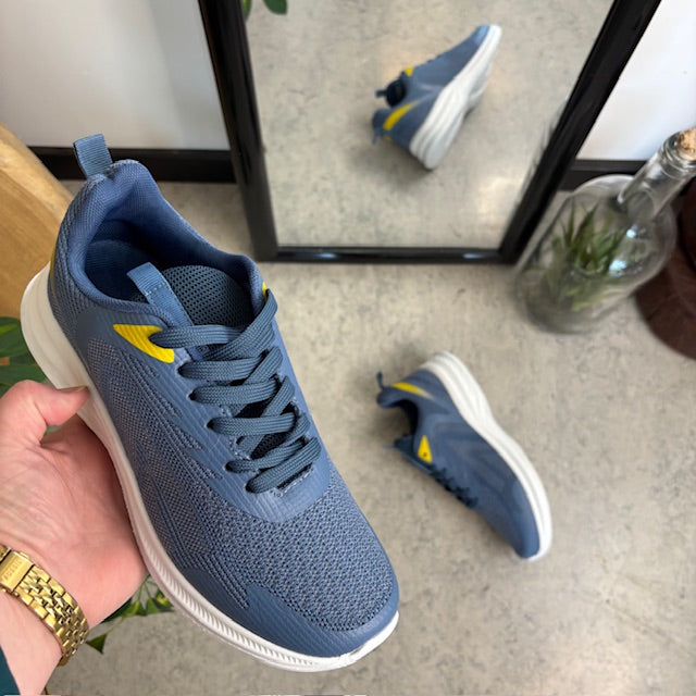 Blå, åndbar sko med let svangstøtte