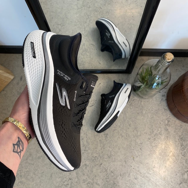 Sort slip-ins sko fra Skechers med elastiksnøre