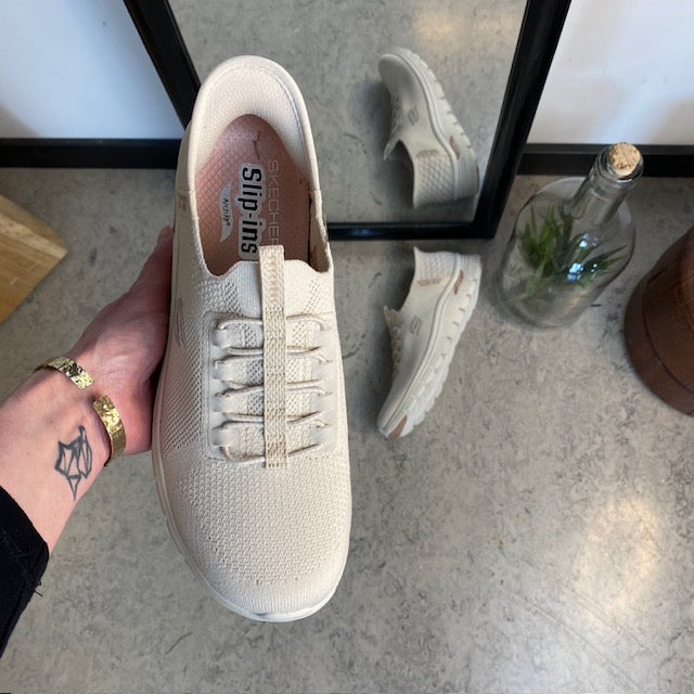 Beige Skechers slip-ins med svangstøtte