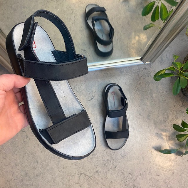 Sort skindsandal med tre justerbare remme og svangstøtte