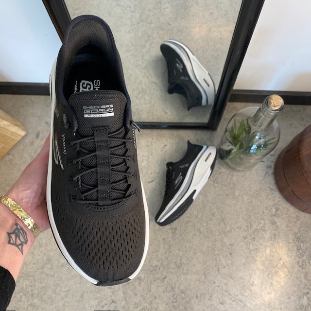 Sort slip-ins sko fra Skechers med elastiksnøre